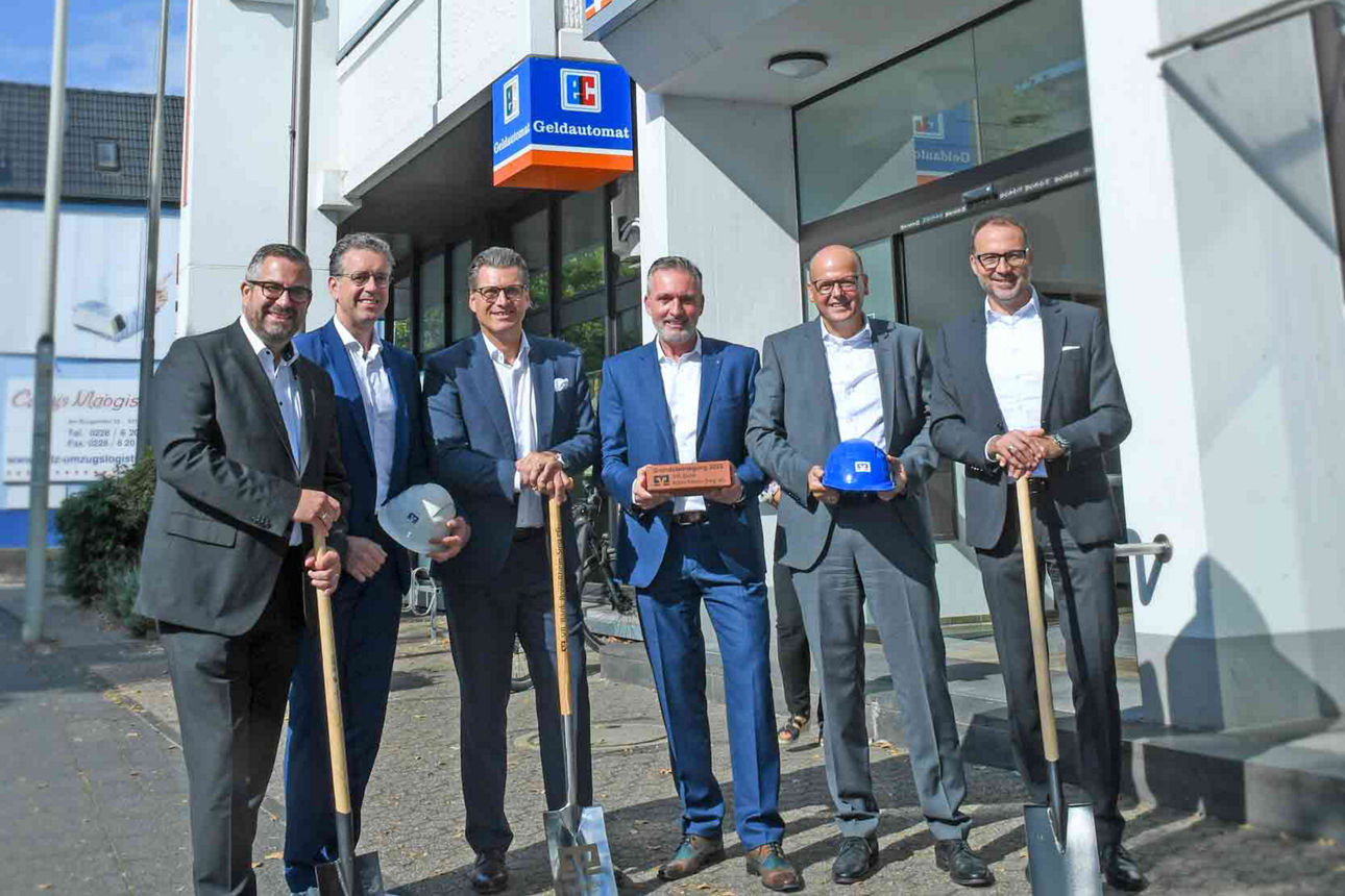 Das Foto zeigt v. l.: Georg Bouß (Marktbereichsdirektor), Daniel Klein (Regionaldirektor), Mathias Lutz (Vorstand), Holger Hürten (Vorstandsvorsitzender), Ralf Löbach (Vorstand) und Mirko Staut (Stellvertretender Bereichsdirektor) © Fotos: VR-Bank Bonn Rhein-Sieg eG