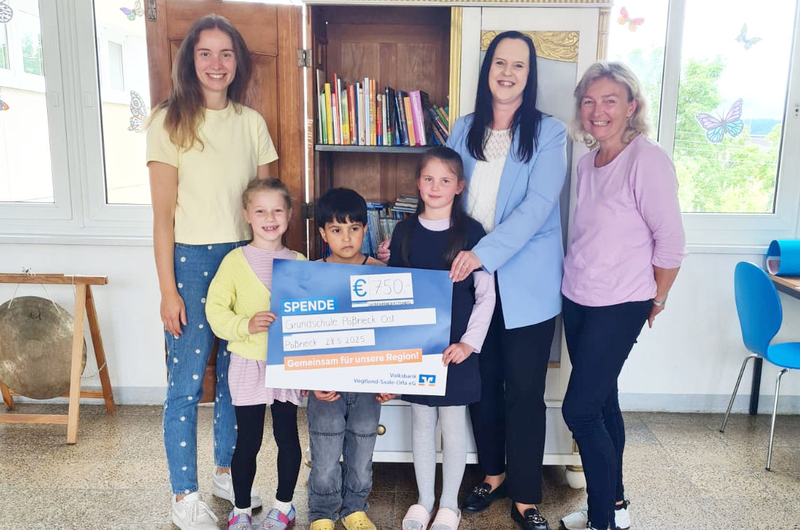 Übergabe des Präsentationsschecks an Kinder und Lehrer der Grundschule