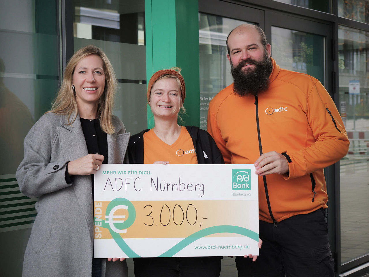 Unsere Vorständin überreicht dem ADFC Nürnberg einen Spendenscheck von 3.000 Euro.