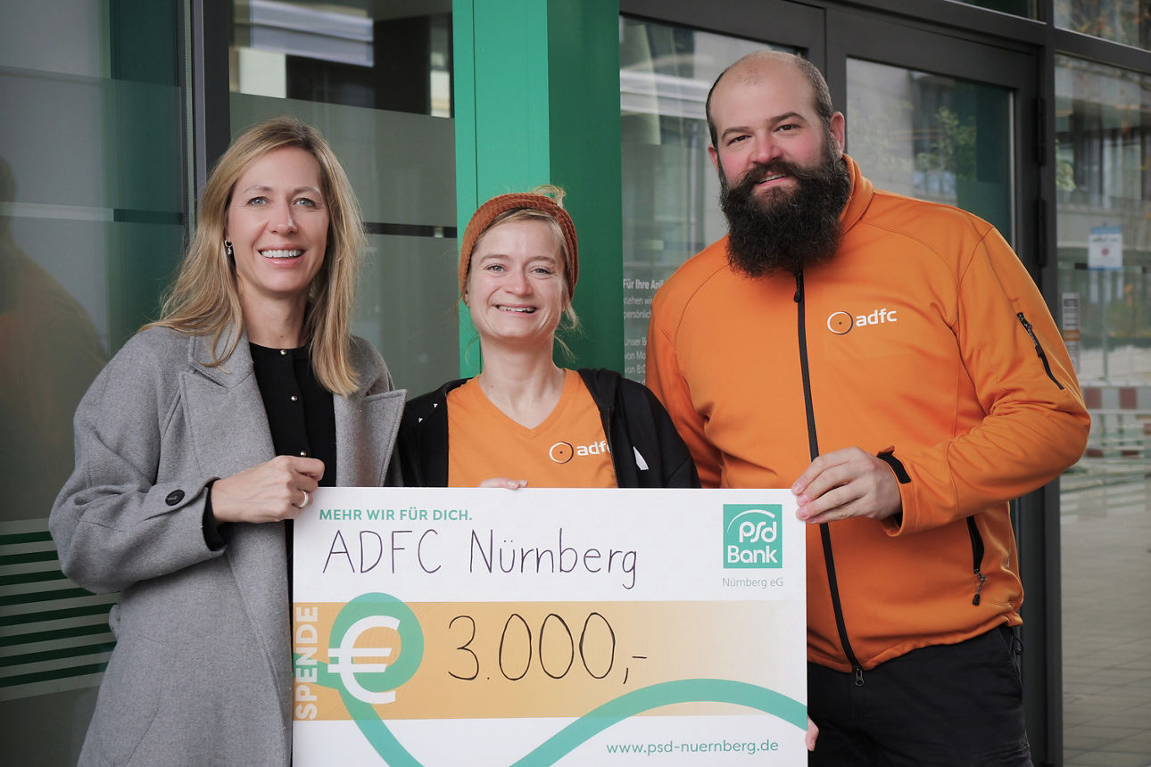 Unsere Vorständin überreicht dem ADFC Nürnberg einen Spendenscheck von 3.000 Euro.