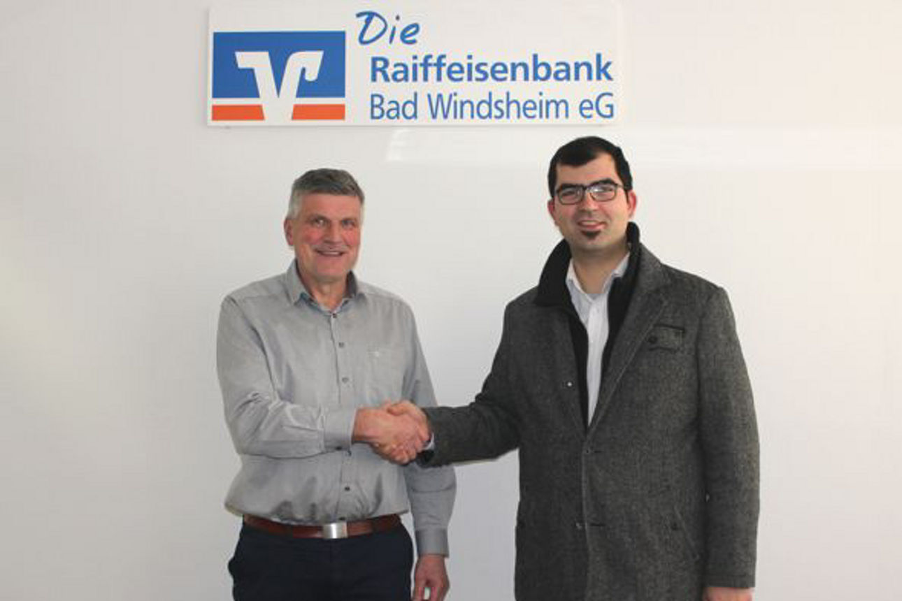 Kundenberater Peter Ruppe (l.) gratuliert Peter Ittner (r.) vom CVJM Markt Erlbach