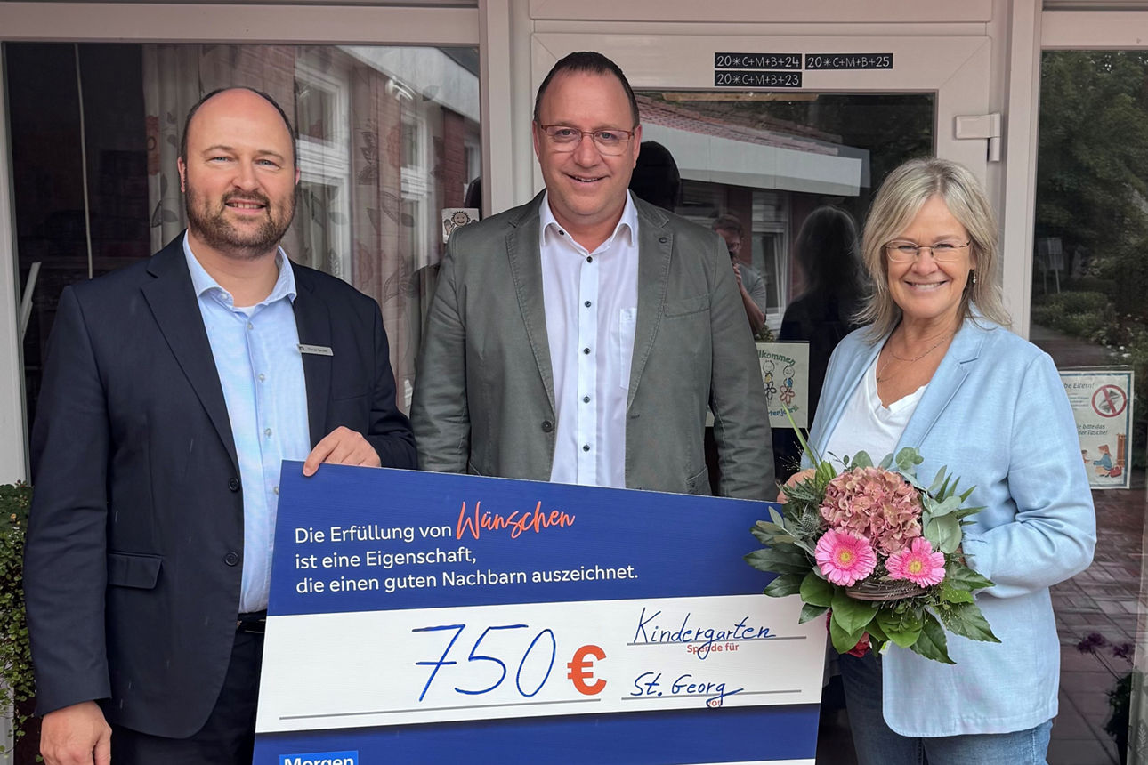Vorstand Ralf Lüken, Zweigstellenleiter Daniel Gerdes und Kigaleitung Susanne Jakobi mit dem Scheck in der Hand