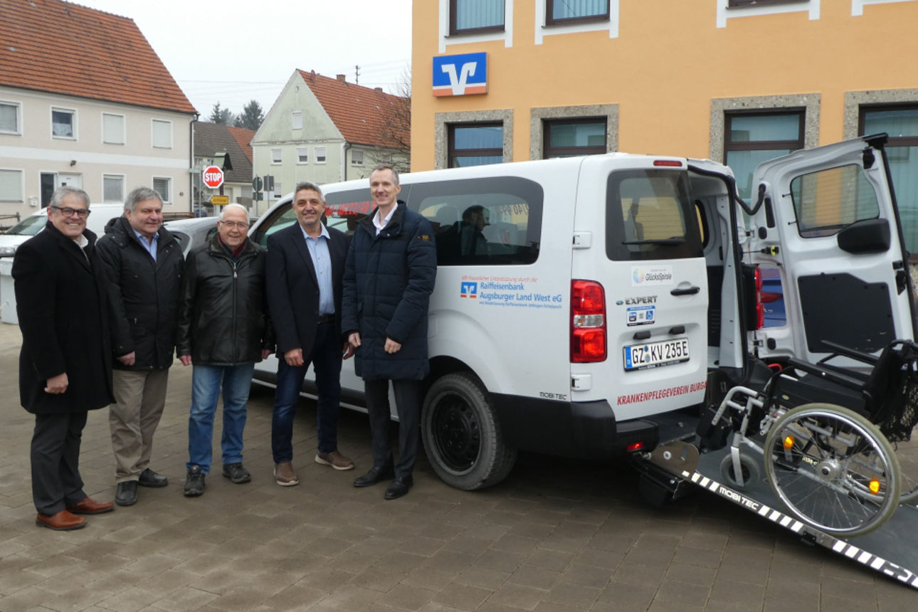 Vorstände der Bank und Vorstände des Krankenpflegevereins mit dem umgebauten E-Transporter.