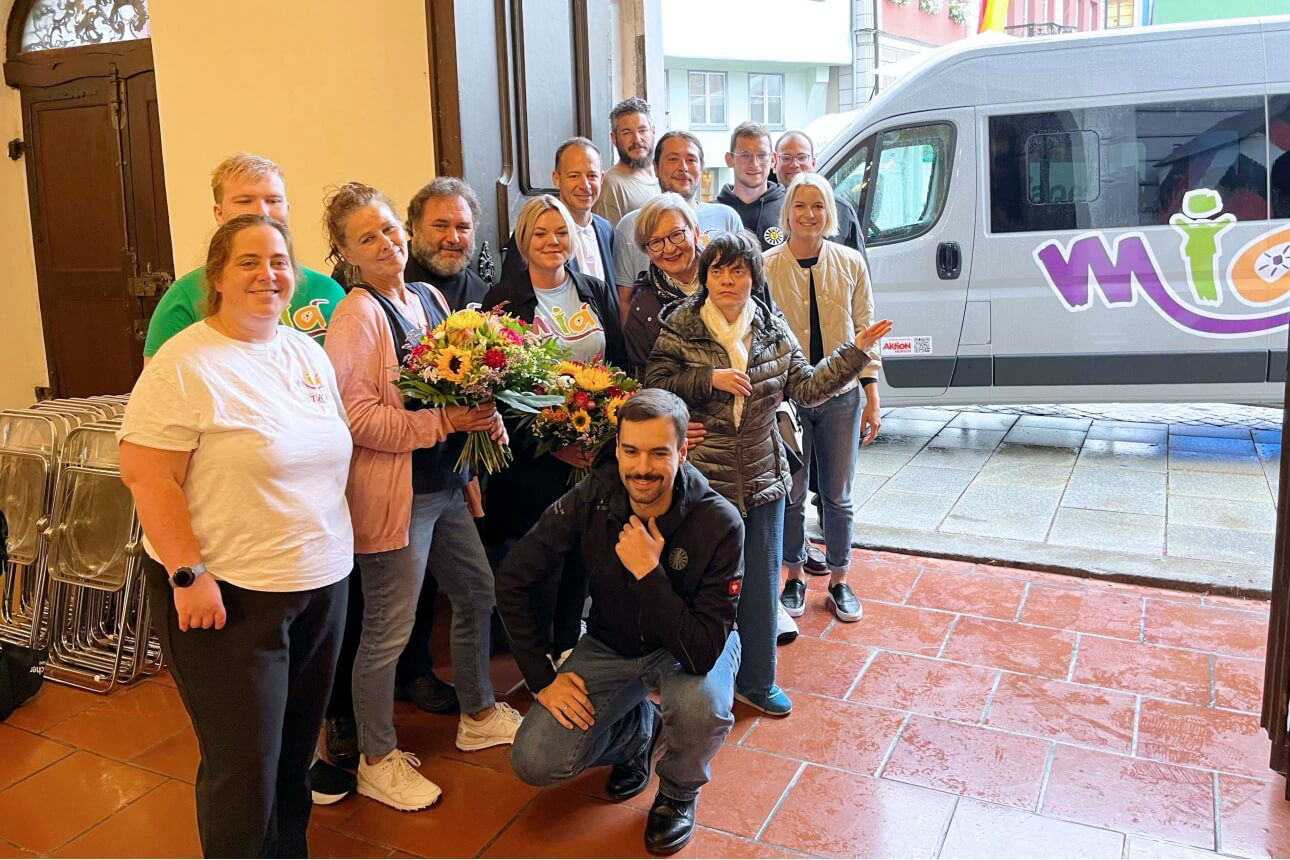 Gruppenbild der Mitglieder des Vereins M.I.A. und der Unterstützer bei der Spendenübergabe im Memminger Rathaus