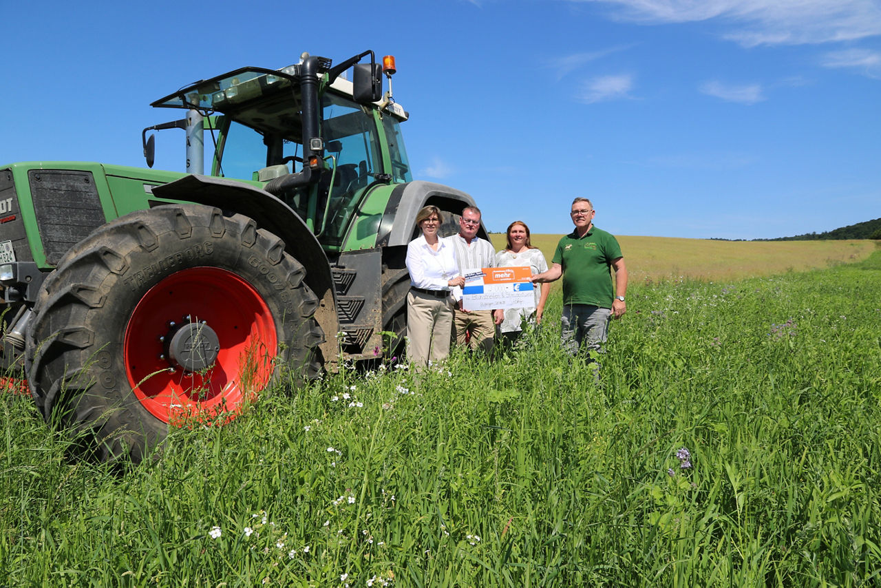 Spendenübergabe für den Naturschutz: VR Bank, Jagdverein Hubertus Büdingen, Landwirt Mäser und Jagdpächter Stehr engagieren sich gemeinsam.