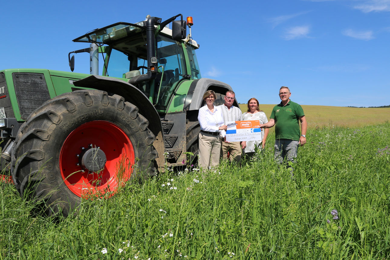Spendenübergabe für den Naturschutz: VR Bank, Jagdverein Hubertus Büdingen, Landwirt Mäser und Jagdpächter Stehr engagieren sich gemeinsam.