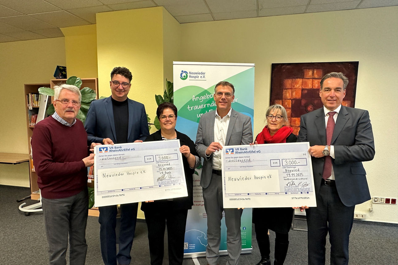  Sechs Personen übergeben zwei Schecks à 3.000 EUR der VR Bank RheinAhrEifel eG an das Neuwieder Hospiz e.V. 