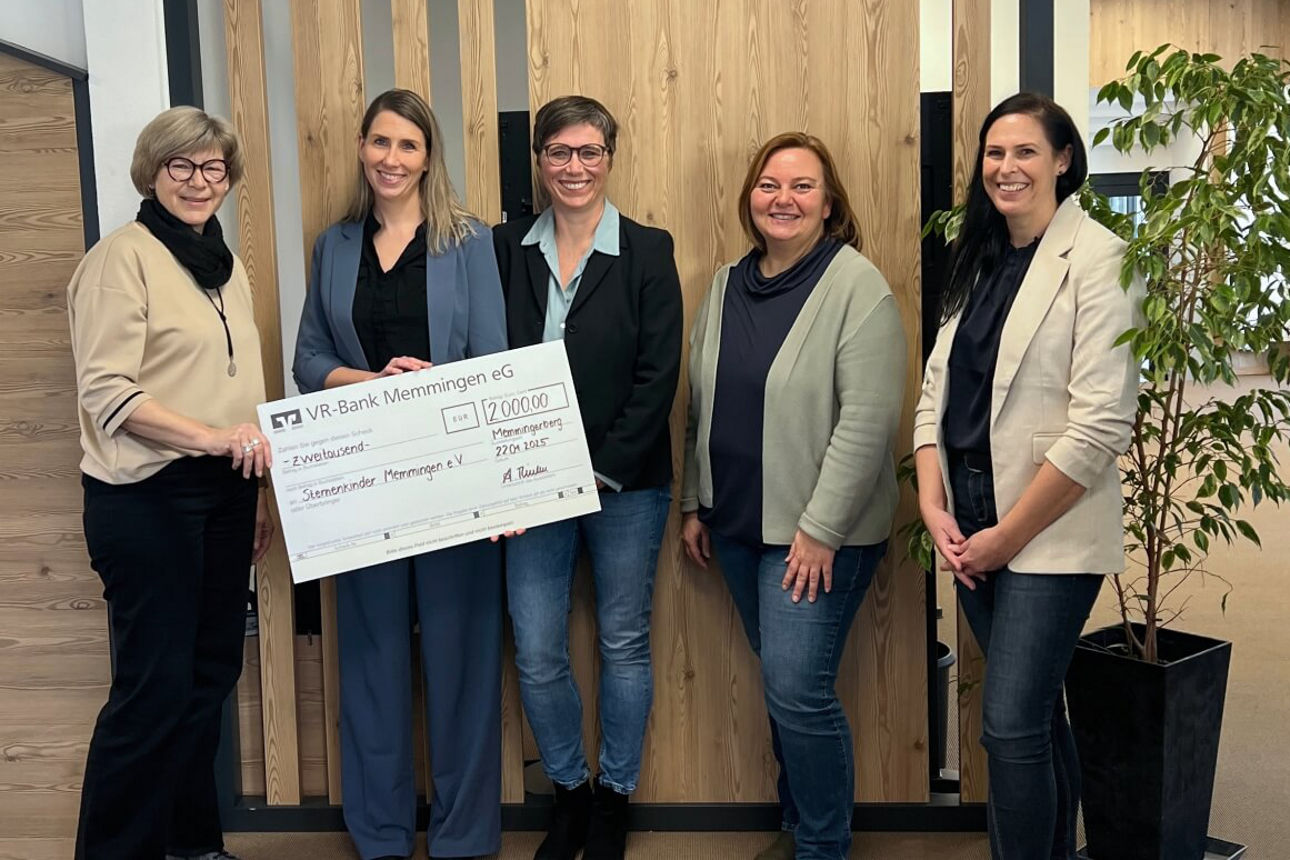 Vorstandschaft des Sternenkinder Memmingen e.V. bei der Spendenübergabe mit VR-Bank Mitarbeiterinnen