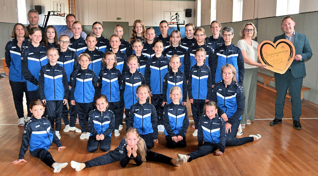 Spendenübergabe von neuen Trainingsanzügen an die TSL
