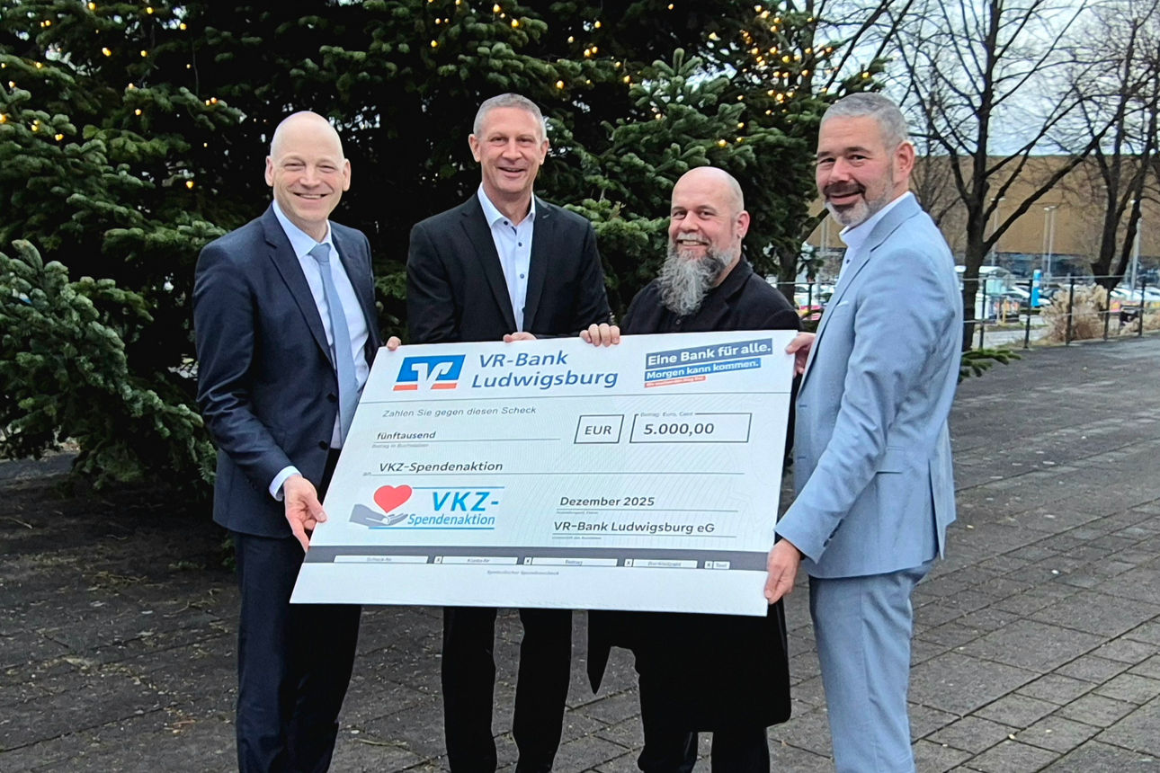 Die drei Vorstände der VR-Bank Ludwigsburg bei der Scheckübergabe für die VKZ
