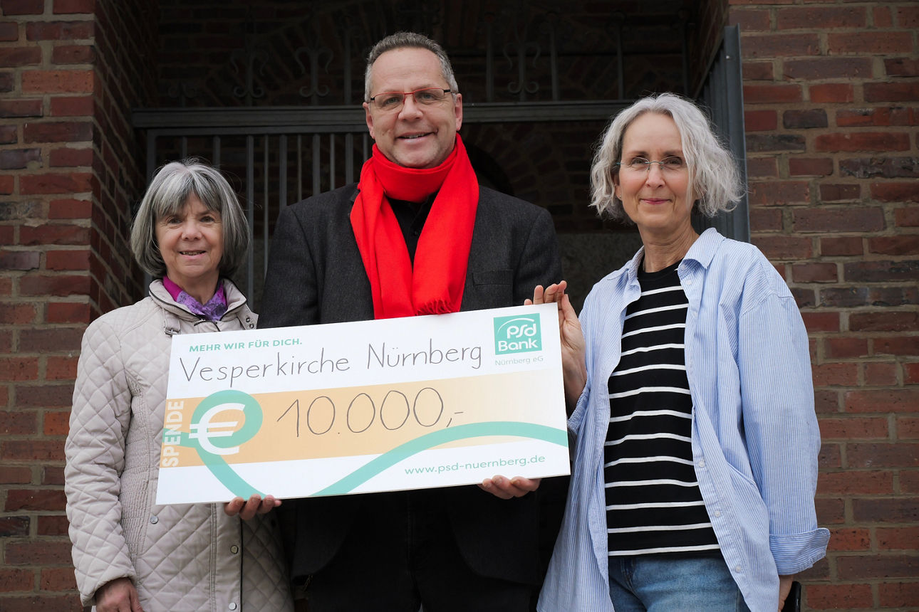Spendenübergabe an drei Personen von der  Vesperkirche Nürnberg. 
