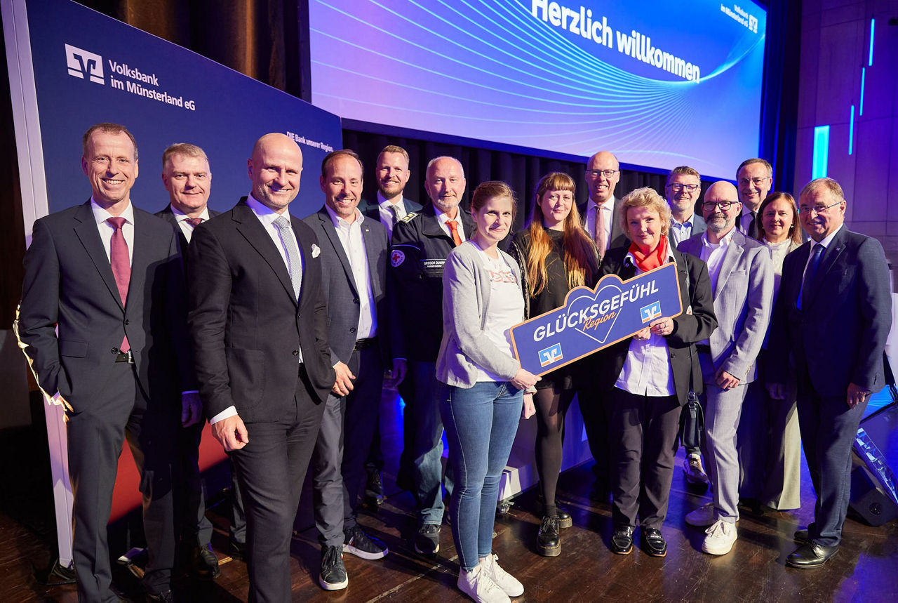 Das Bild zeigt die Übergabe der Spende in Höhe von insgesamt 7.500 Euro an Vertreter der DRK-Kreisverbände.