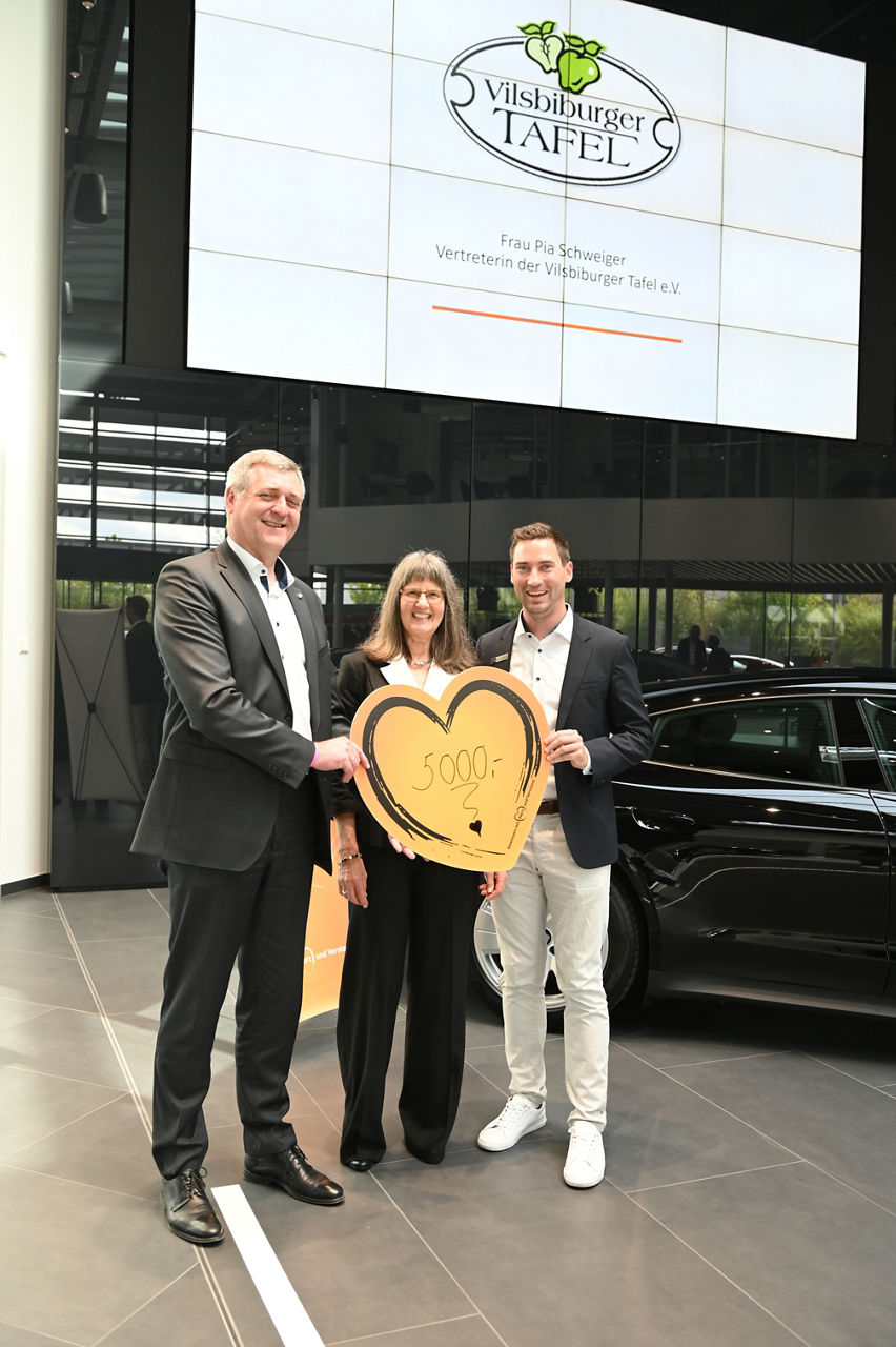 Pia Schweiger (Vilsbiburger Tafel) mit Manfred J. Gruber (Vorstand) und Markus Eichenseer (Gewinnsparverein Bayern)