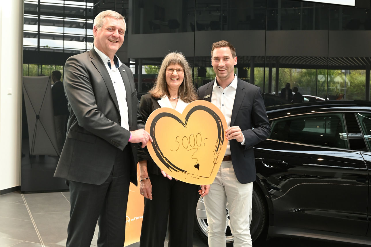 Pia Schweiger (Vilsbiburger Tafel) mit Manfred J. Gruber (Vorstand) und Markus Eichenseer (Gewinnsparverein Bayern)