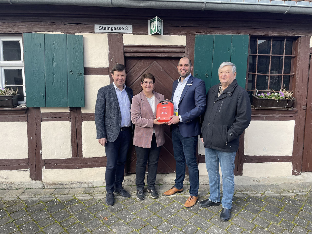 (von links) Bürgermeister Jürgen Heckel, Ortsteilbeauftragte und Stadträtin Erika Löblein, Marktbereichsleiter und Prokurist 