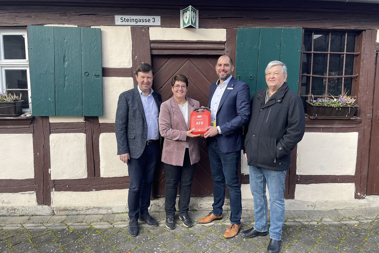 (von links) Bürgermeister Jürgen Heckel, Ortsteilbeauftragte und Stadträtin Erika Löblein, Marktbereichsleiter und Prokurist 