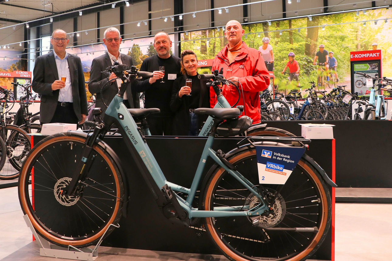 Paul Trautwein, Vorstand Thomas Taubenberger im Zweirad-Center Trautwein mit Spendenempfängern der Sozialstation Rottenburg