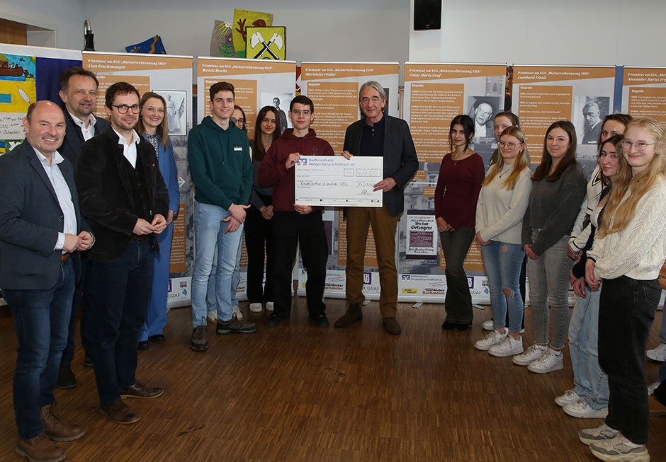 Spendenübergabe P-Seminar St.-Gotthard-Gymnasium