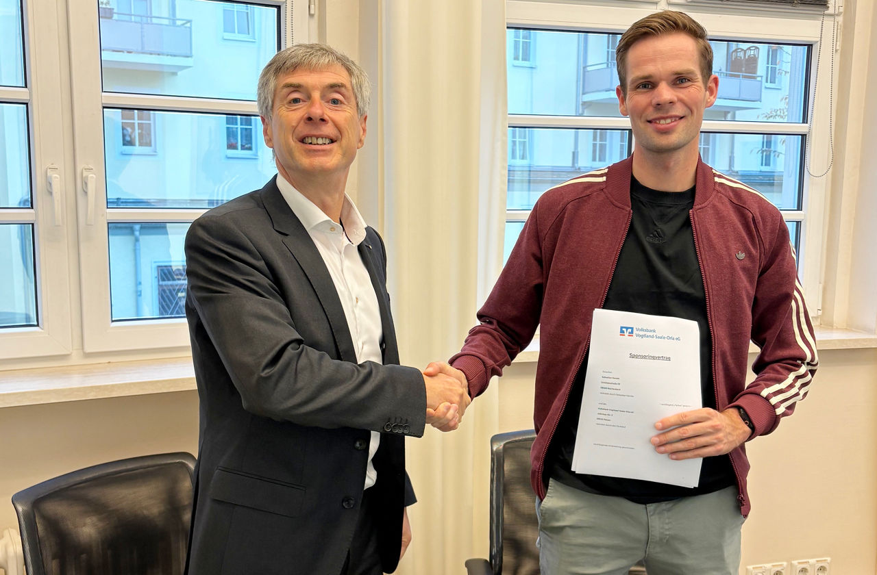 Übergabe des Präsentationsschecks