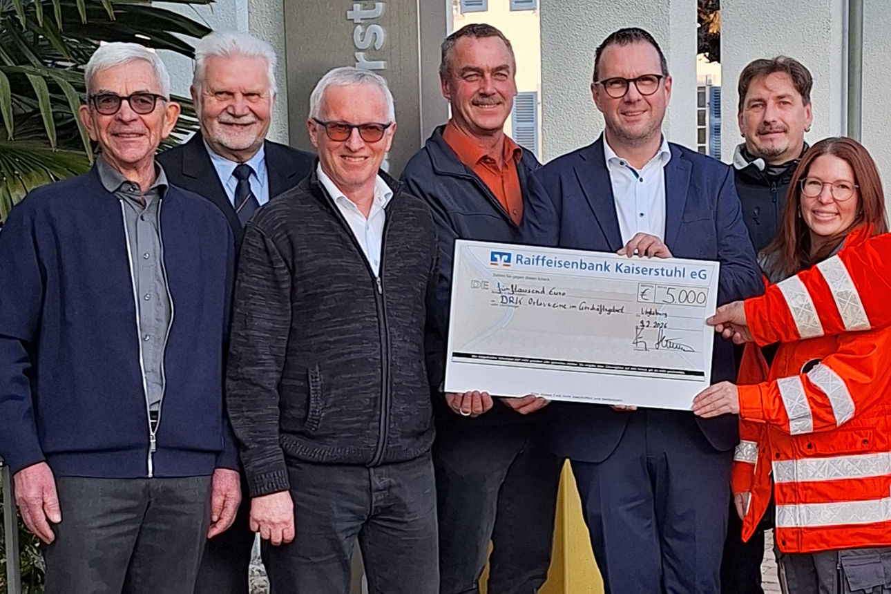Personen bei der Scheckübergabe der Spende fürs Rote Kreuz