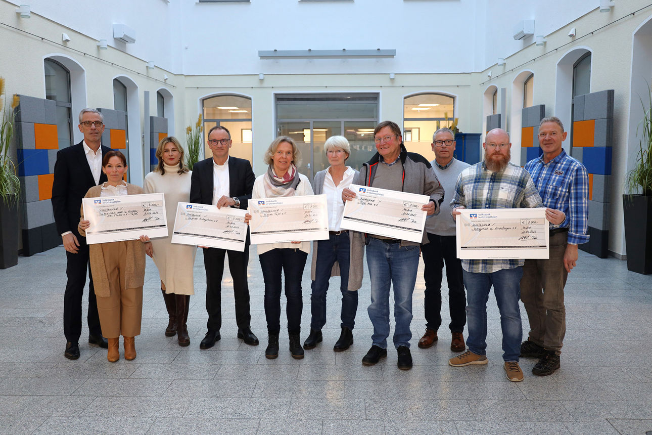 Spendenübergabe durch Volksbank-Vorstände an Vertreter von Tafeln und Mittagstischen