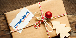 Paket mit Weihnachtsdeko Tannenbaum, Kugel und Logo Volksbank