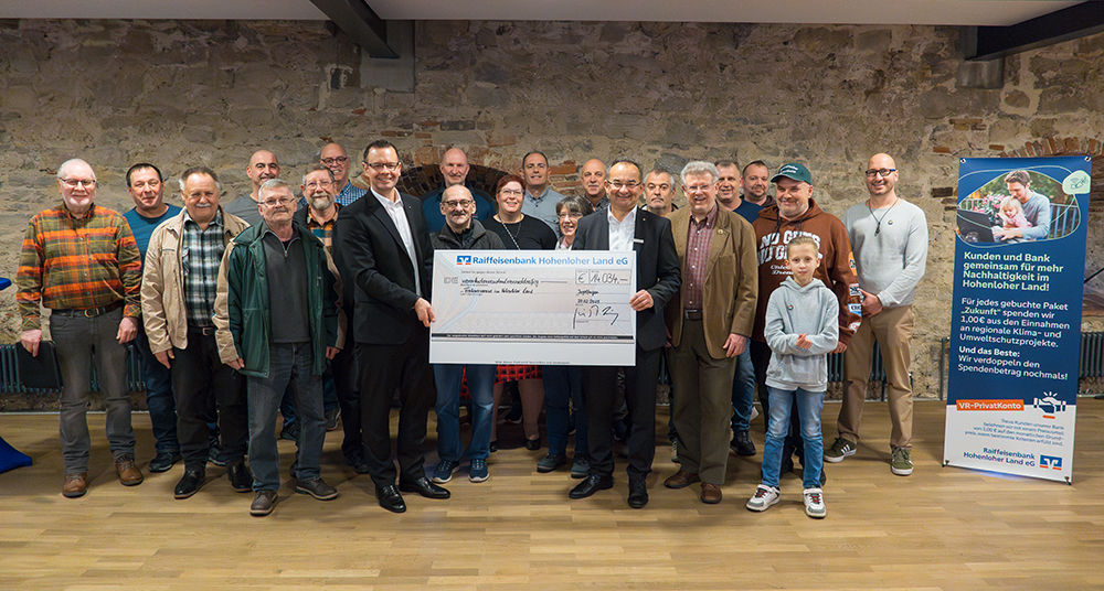 Gruppenbild mit einer symbolischen Scheckübergabe