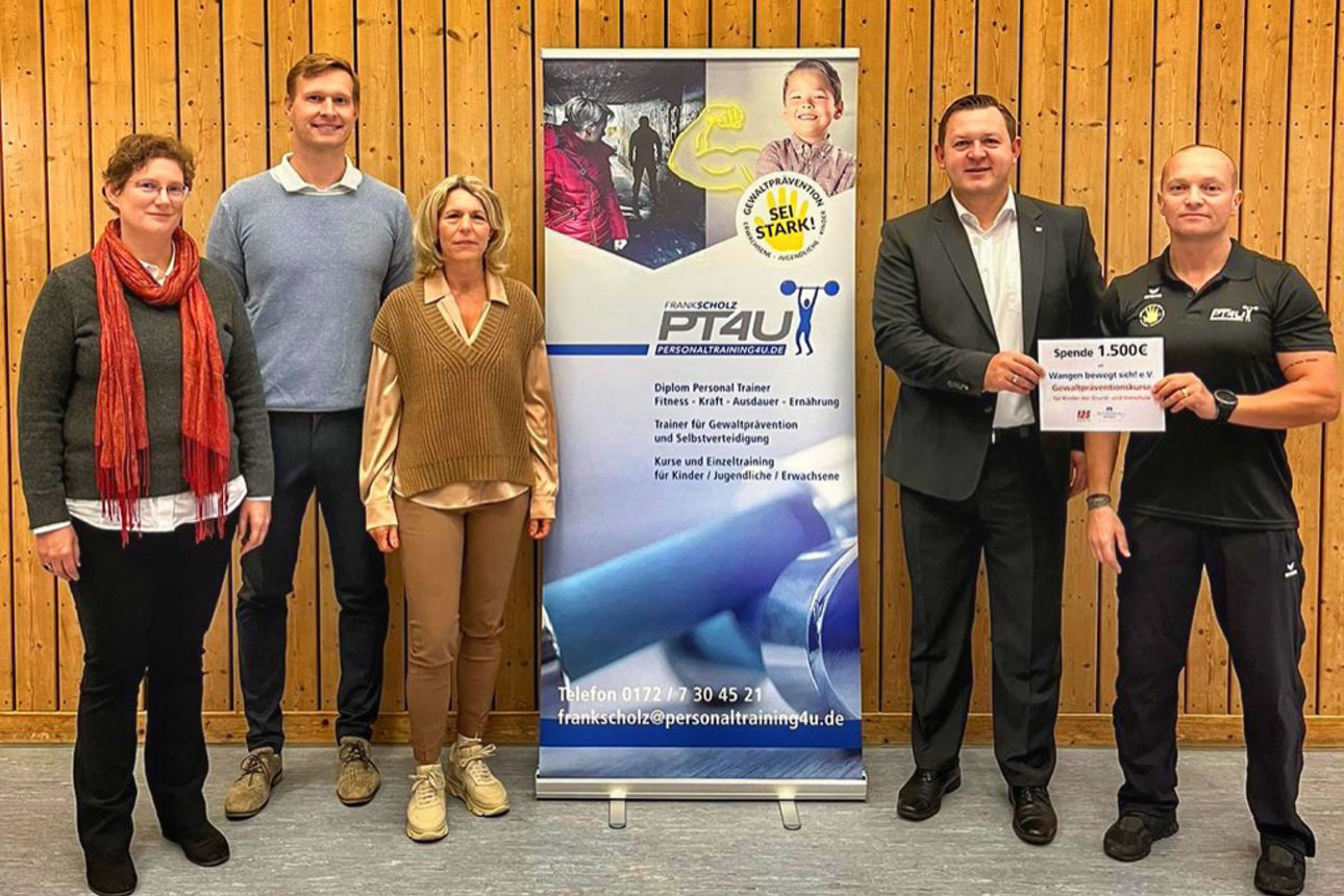 Gruppe von Personen mit einem Gewaltpräventionstrainer