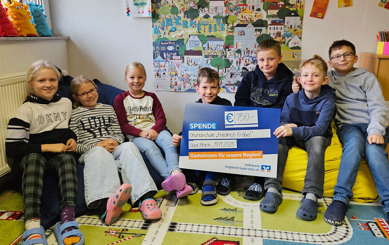 Kinder der Gundschule zeigen den Präsentationsscheck