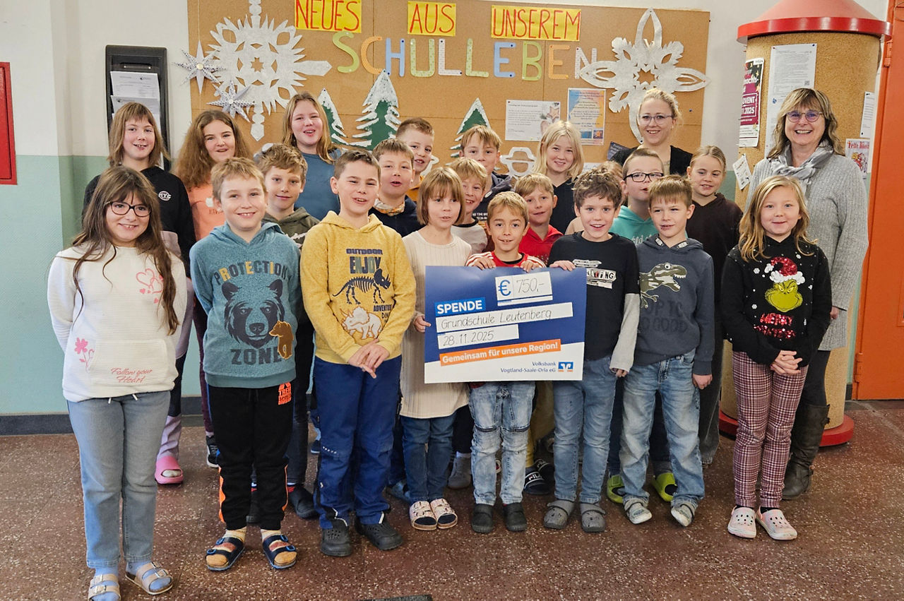 Übergabe des Präsentationsschecks