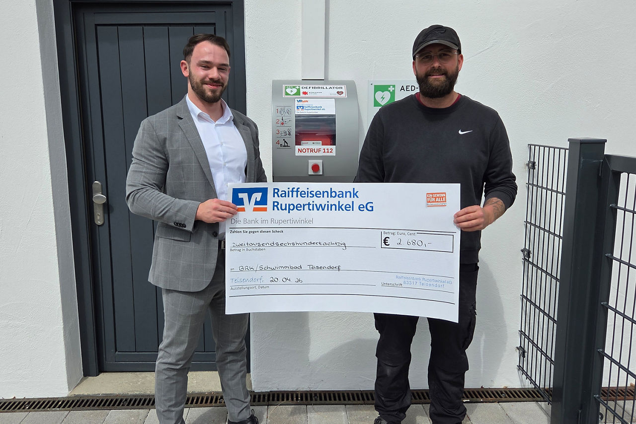 Übergabe des Spendenschecks durch Privatkundenberater Felix Schmauz an Bademeister Hans Wimmer