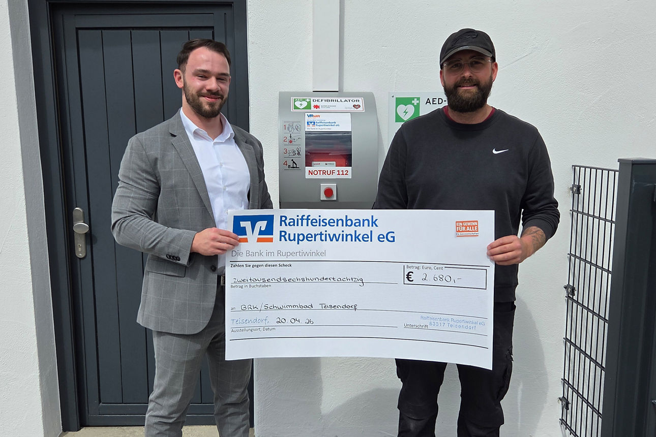 Übergabe des Spendenschecks durch Privatkundenberater Felix Schmauz an Bademeister Hans Wimmer