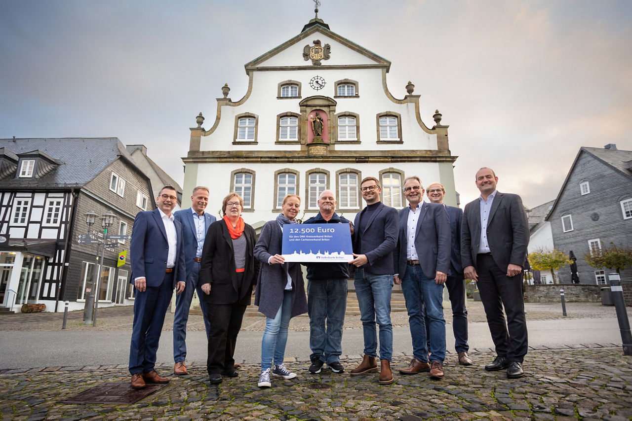 Eine echte Volksbank Brilon unterstützt DRK und Caritas: Auch in Tietelsen und Rothe gibt es jetzt zwei Defibrillatoren