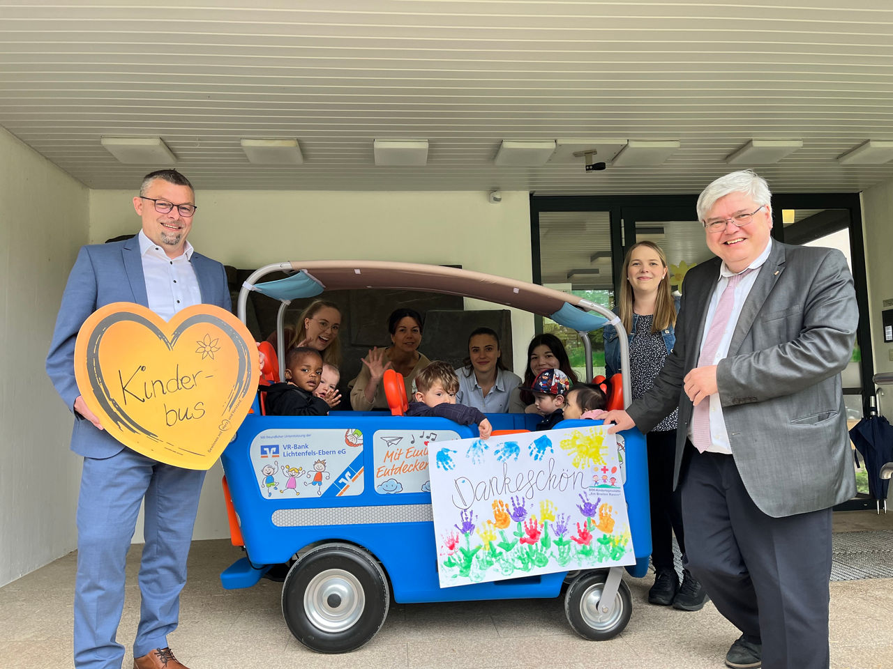 Kinderbus wird an den Kindergarten "Am breiten Rasen" gespendet