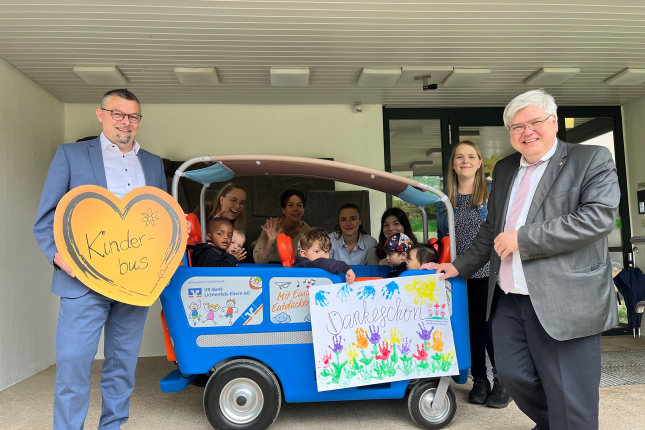 Kinderbus wird an den Kindergarten "Am breiten Rasen" gespendet