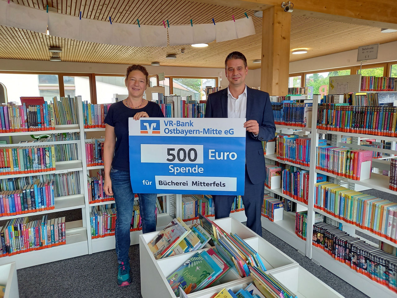 500 Euro Spende für neue Medien Bücherei