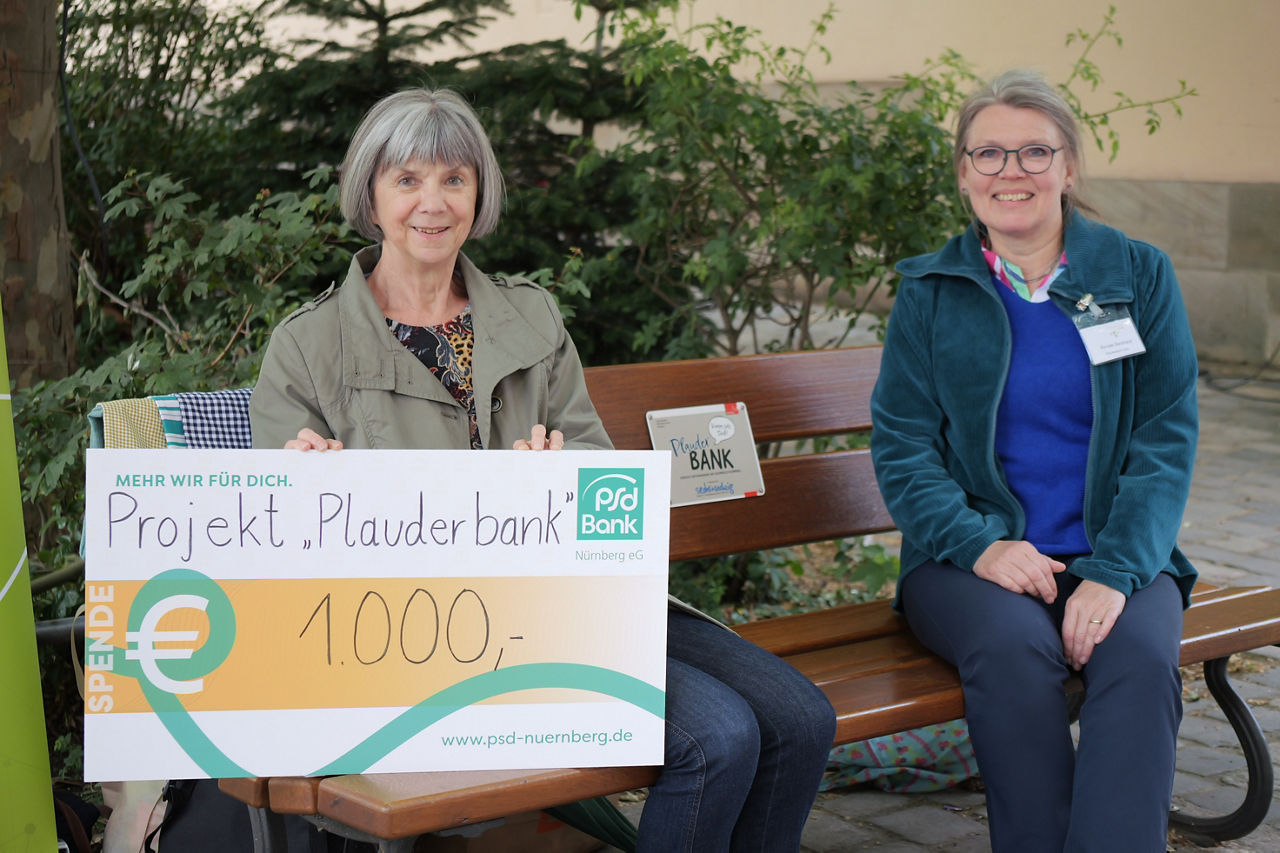 Die PSD Bank Nürnberg übergibt den Scheck an das Projekt ''Plauderbank''.