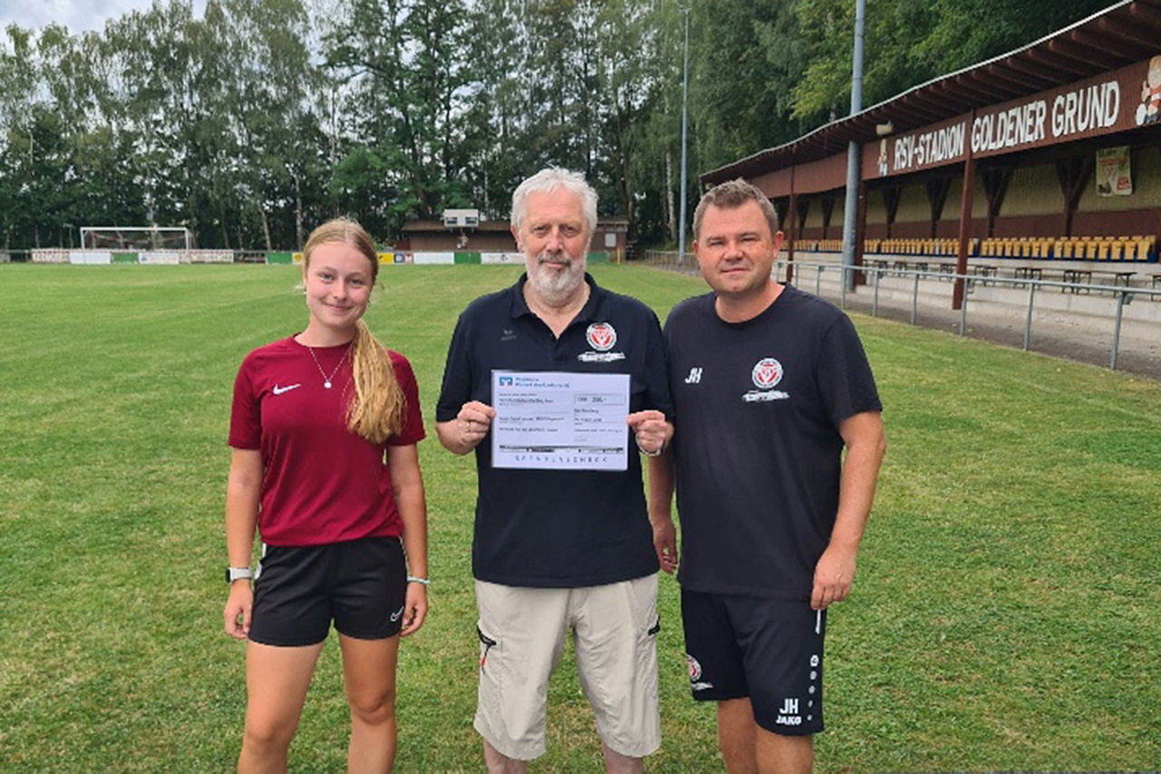 Vorstandmitglied und Trainer freuen sich über die Spende.