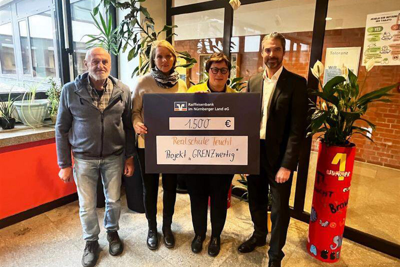 Gruppenfoto von der Scheckübergabe.