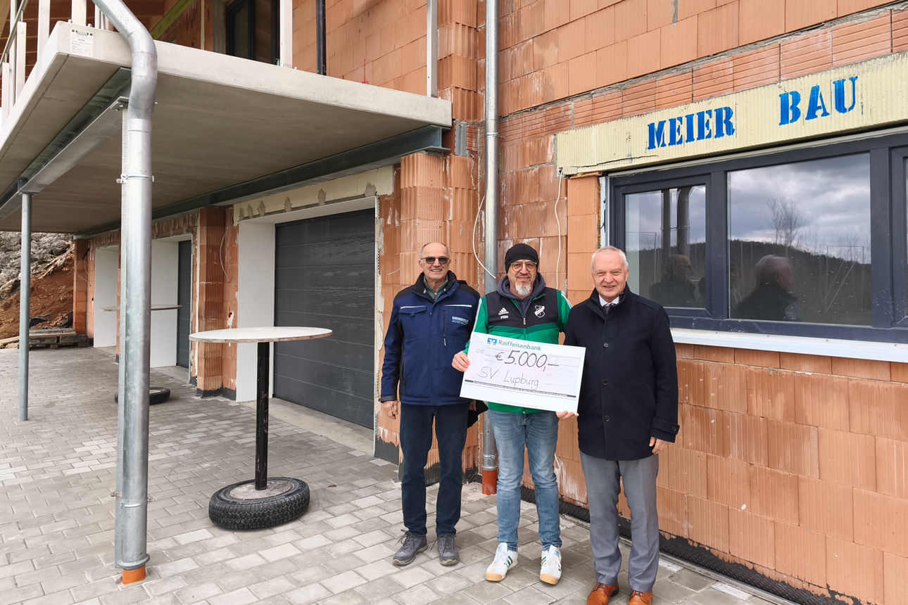 Spendenübergabe SV Lupburg mit Vorstandssprecher Martin Reindl