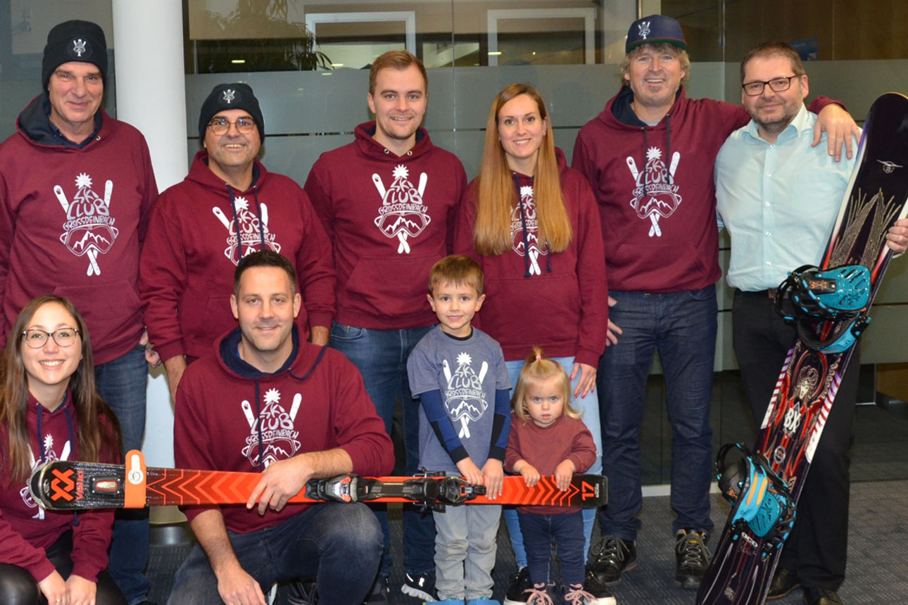 Jan Hensel bei der Spendenübergabe an neun Mitglieder des Skiclubs Grossdeinbach.