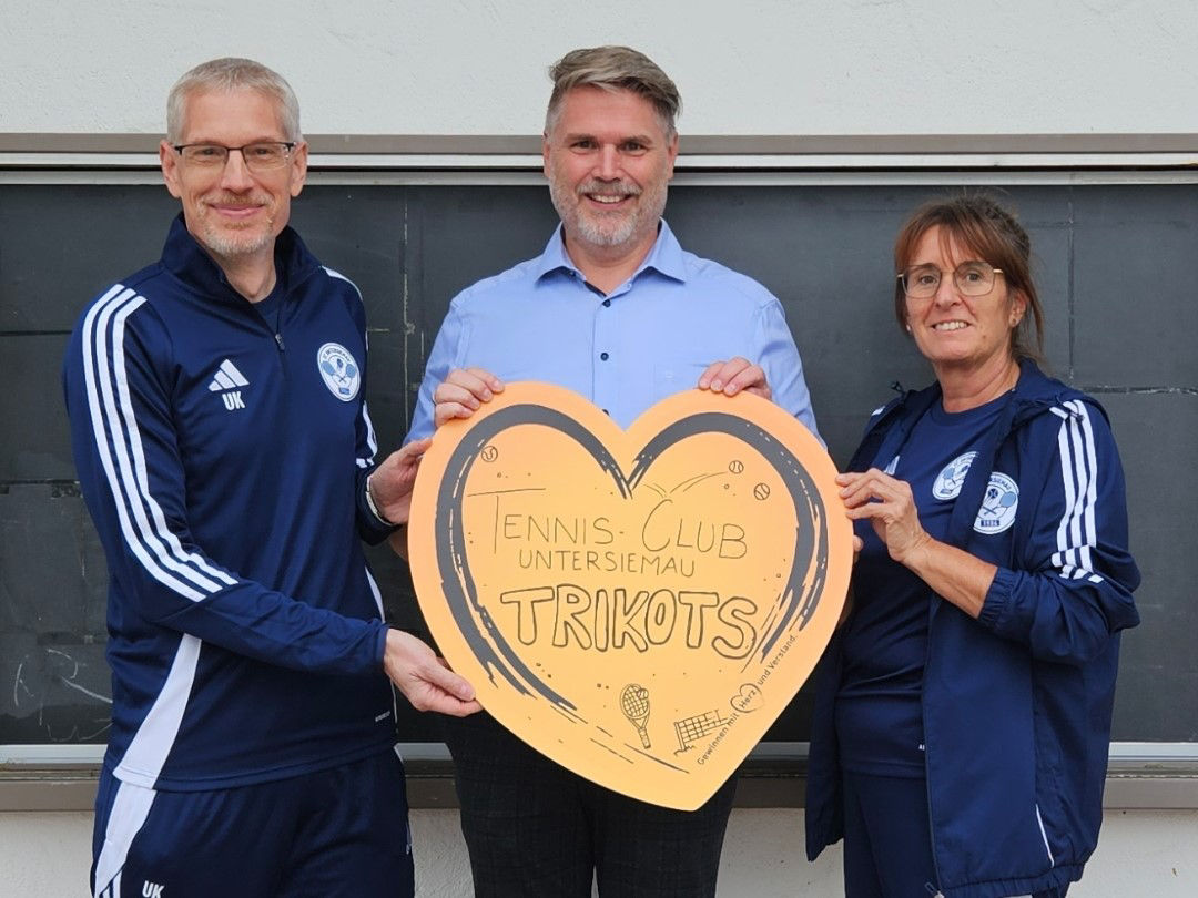 Unser Kundenberater übergibt eine Spende für Trikots an den TC Untersiemau