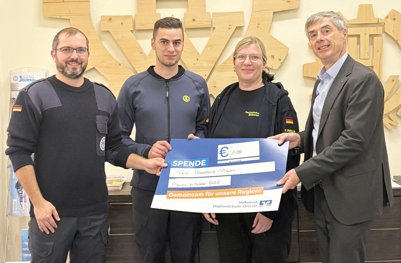 Übergabe des Präsentationsschecks an die Verantwortlichen des THW