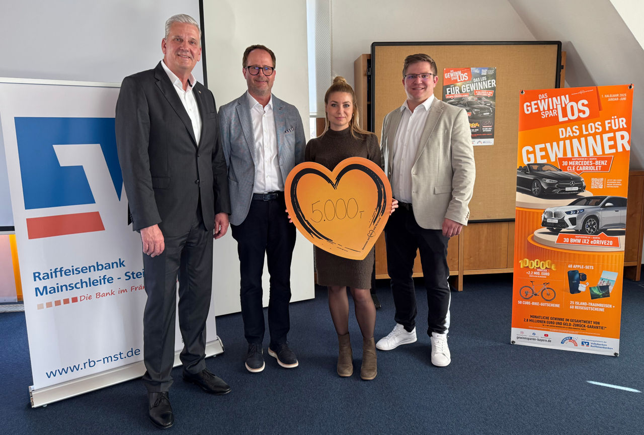 Von links nach rechts: Martin Weber, Alexander Schuster, Sharon Hawkins, Christian Homeier | © Foto: VR Bank Kitzingen eG