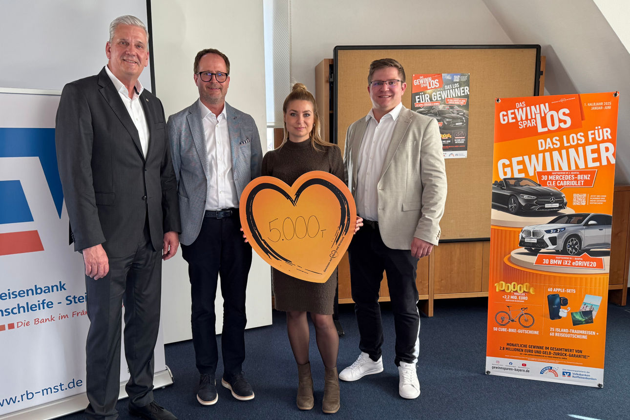 Von links nach rechts: Martin Weber, Alexander Schuster, Sharon Hawkins, Christian Homeier | © Foto: VR Bank Kitzingen eG