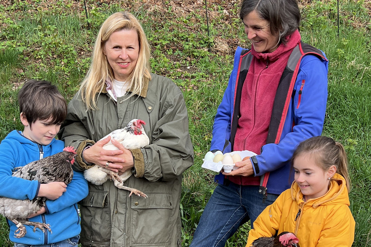 Bianca Gremmespacher (Rektorin) und Regine Walter (Schulgarten-Koordinatorin) mit den Kindern Jonte und Manouk.