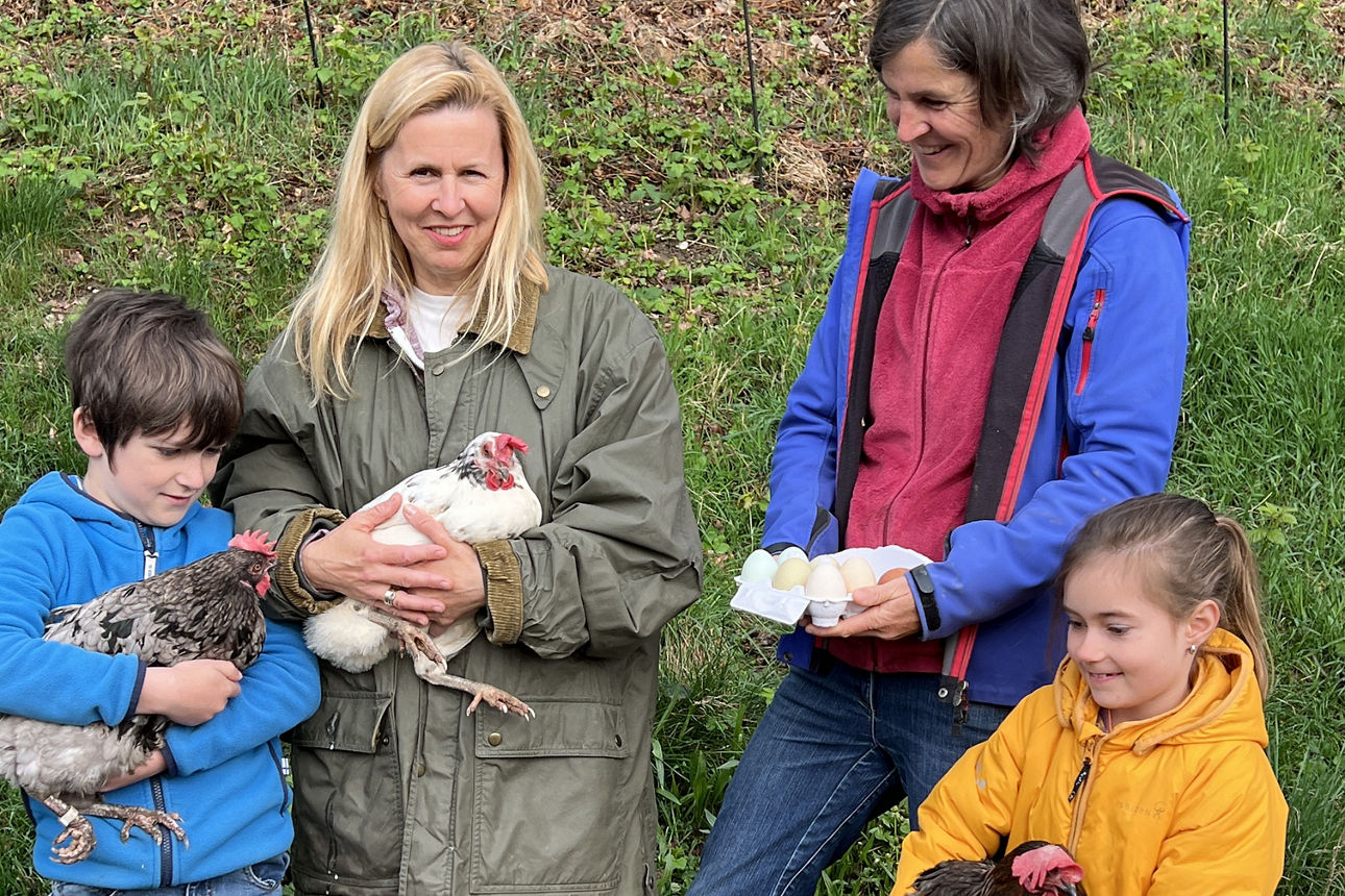Bianca Gremmespacher (Rektorin) und Regine Walter (Schulgarten-Koordinatorin) mit den Kindern Jonte und Manouk.