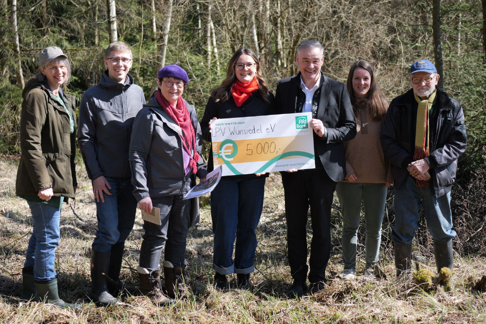 Die PSD Bank Nürnberg übergibt den Scheck an den Landschaftspflegeverband Wunsiedel e. V.