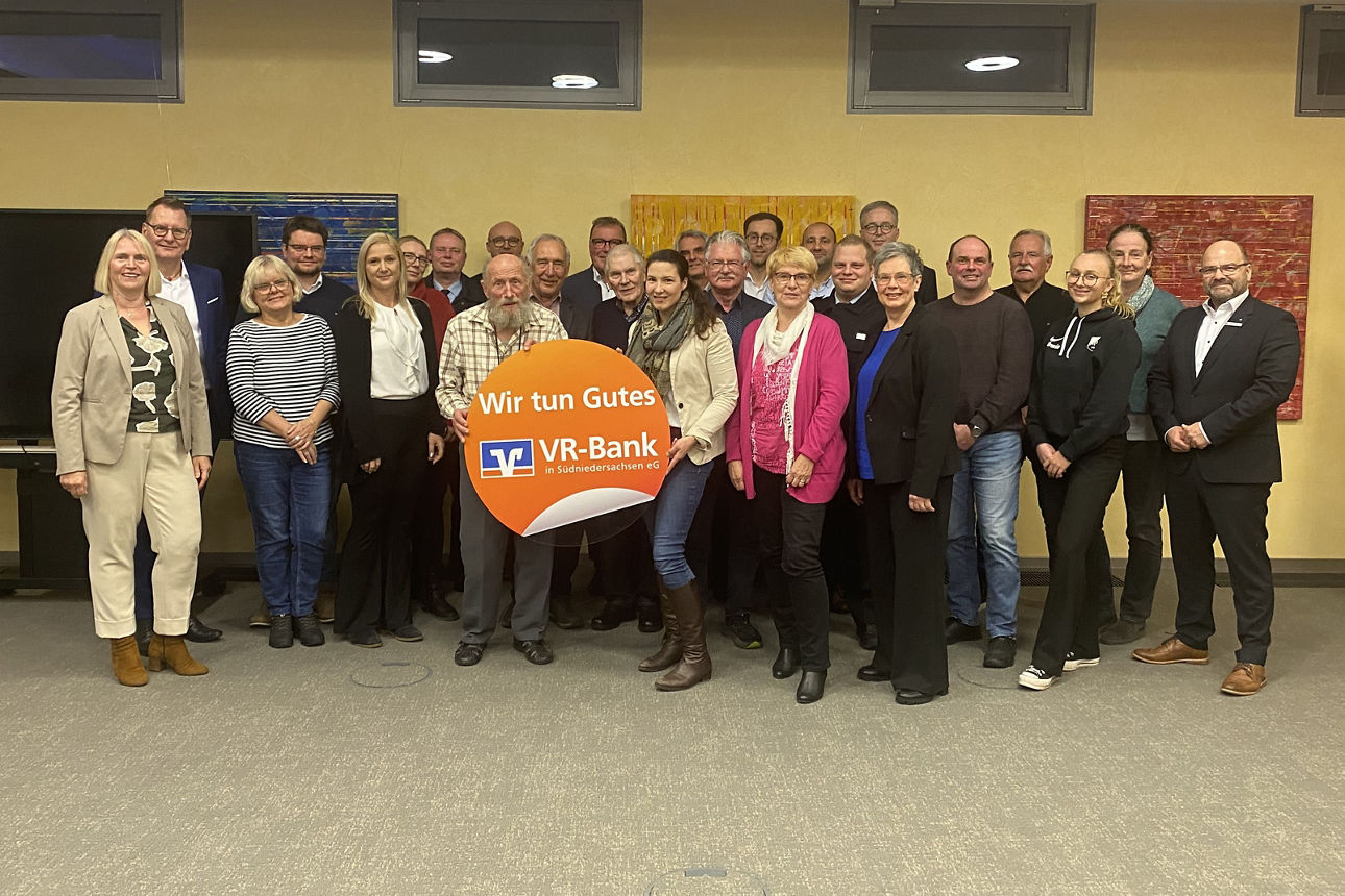 Gruppenfoto und in der Mitte wird das Schild "Wir tun Gutes" hochgehalten