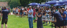 Spendenveranstaltung im Freien auf einer Wiese